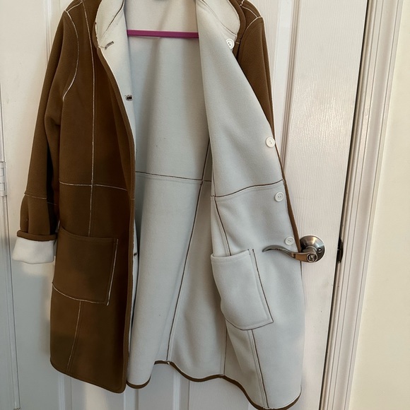 Beautiful and soft faux shearling. 3/4 length, light coat. NWOT. Size L - Picture 6 of 7